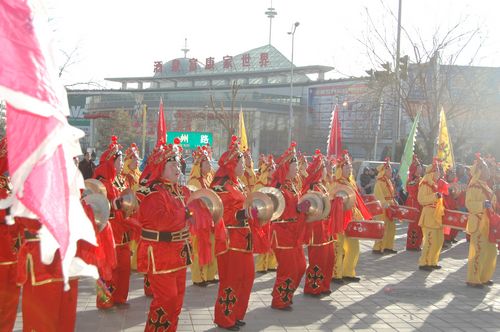 酒泉市2011年元宵節(jié)社火匯演期間，部分社火隊(duì)來(lái)公司拜年